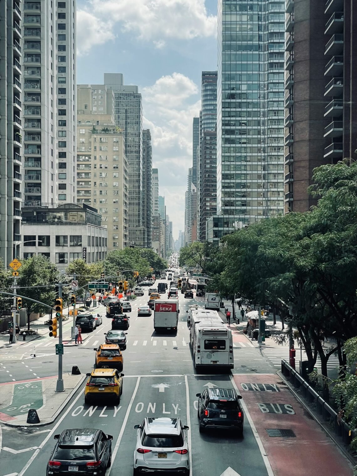 Cars lined up on 64 East, showing why traffic is stopped on 64 East today due to accidents, construction, and congestion.